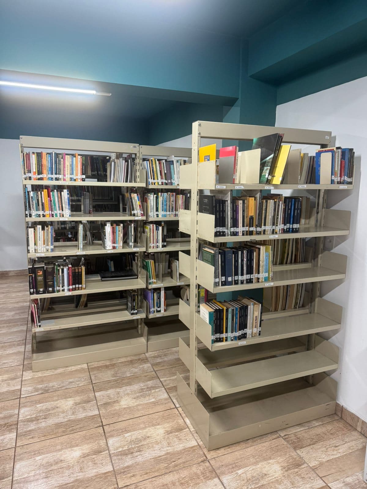 Estantes com livros na Biblioteca Comunitária Padre José Calvi, no CJV