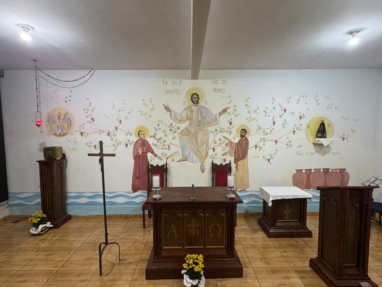 Altar da capela do CJV com o mural de Cristo videira e São José Marello