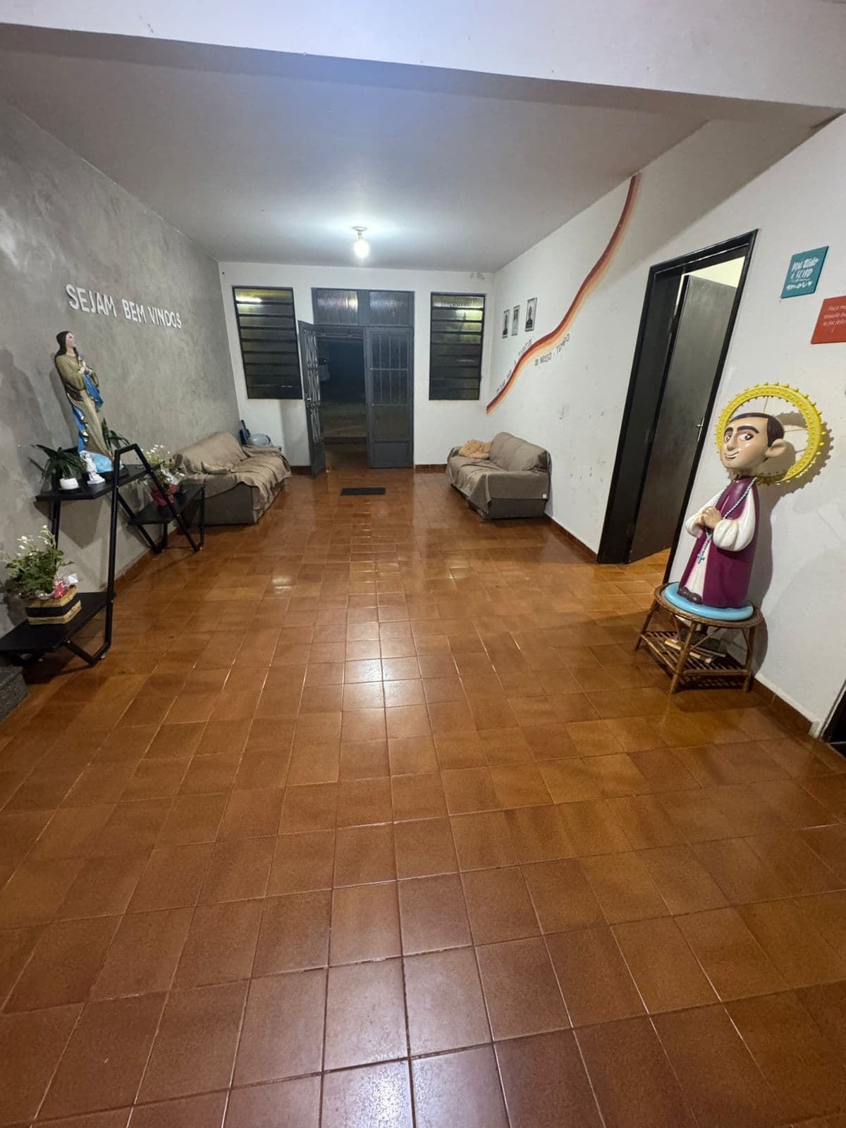 Hall de entrada do CJV com "Sejam bem-vindos" e a imagem de São José Marello