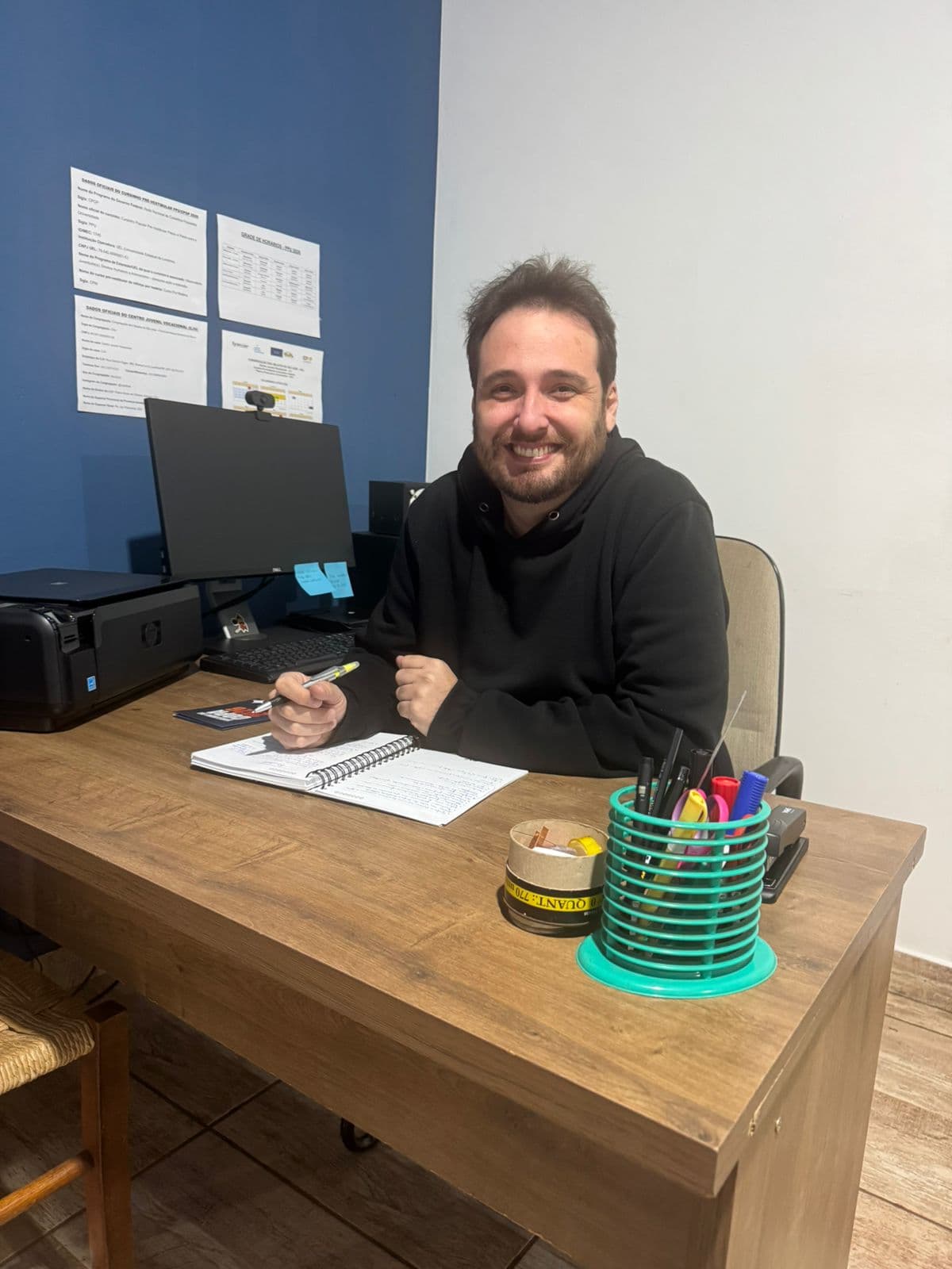 Bruno Garcia, Coordenador Pedagógico do CJV, em sua mesa de trabalho