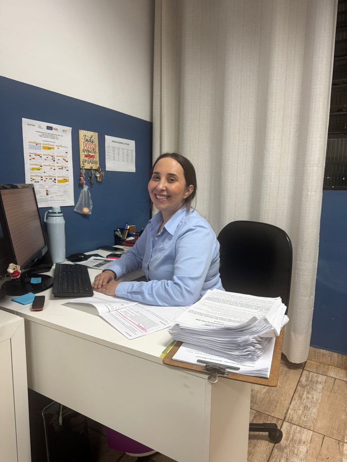 Genifer, secretária do CJV, na recepção da casa