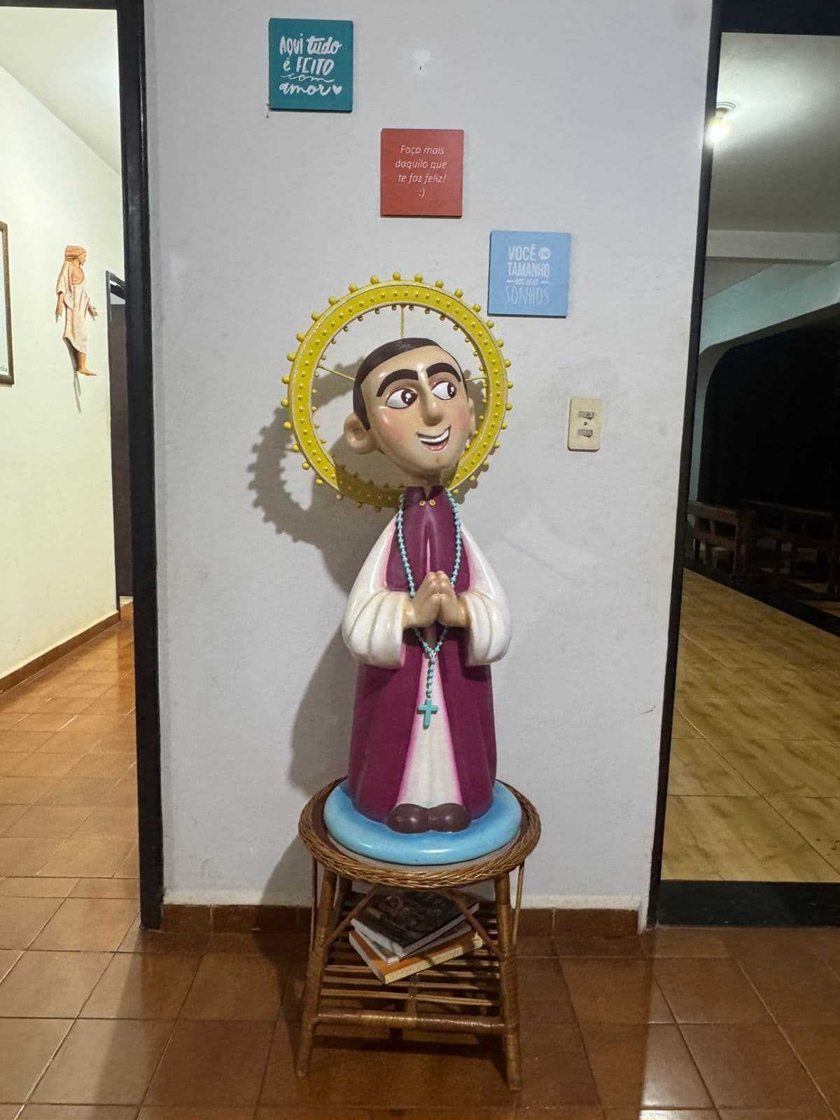 Imagem de São José Marello no corredor do CJV, entre recados de acolhida