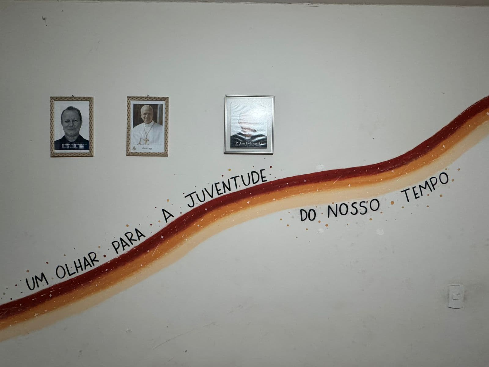 Mural "Um olhar para a juventude do nosso tempo" no CJV, com retratos dos Oblatos