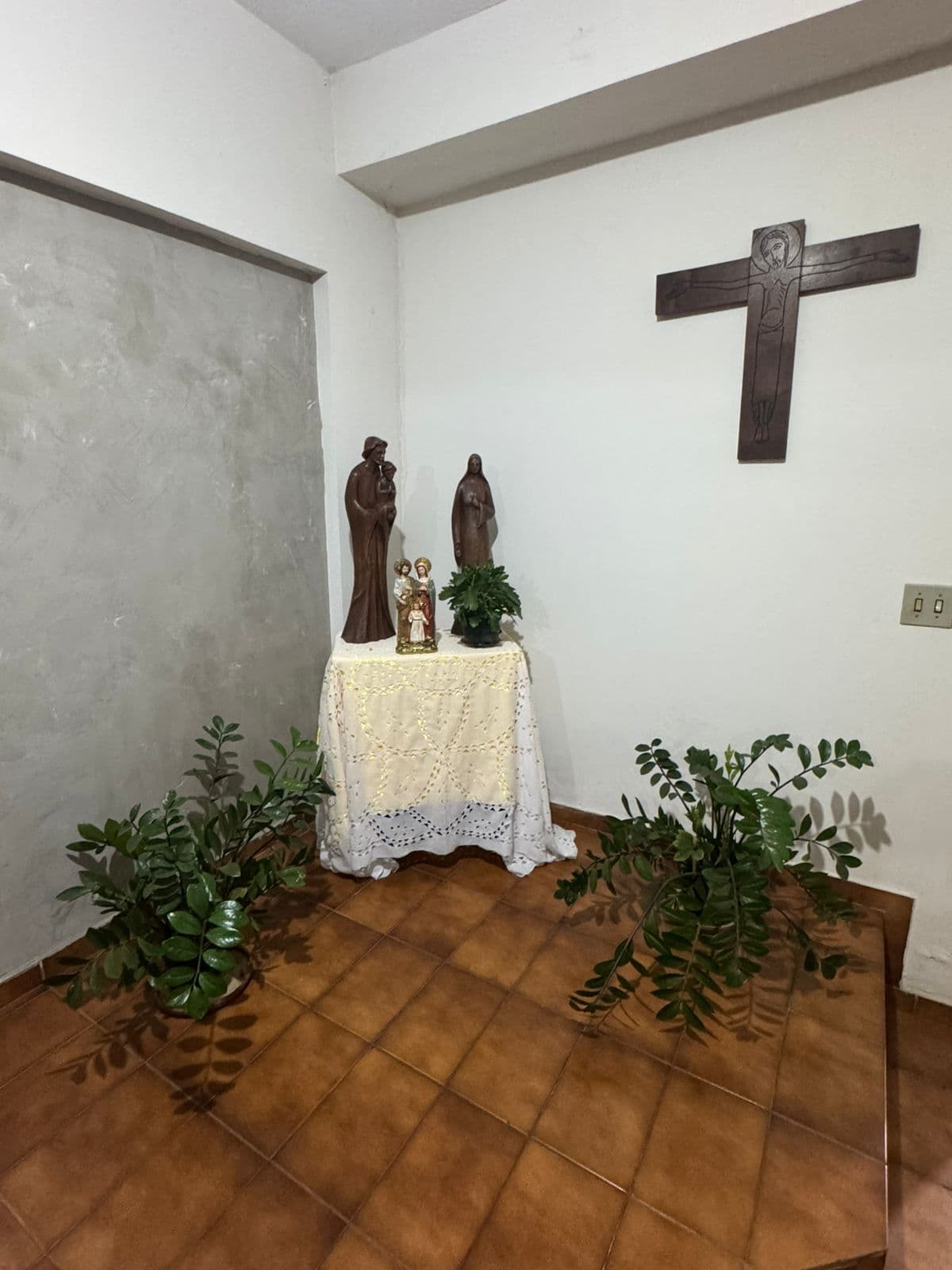 Cantinho de oração do CJV com a Sagrada Família e a cruz