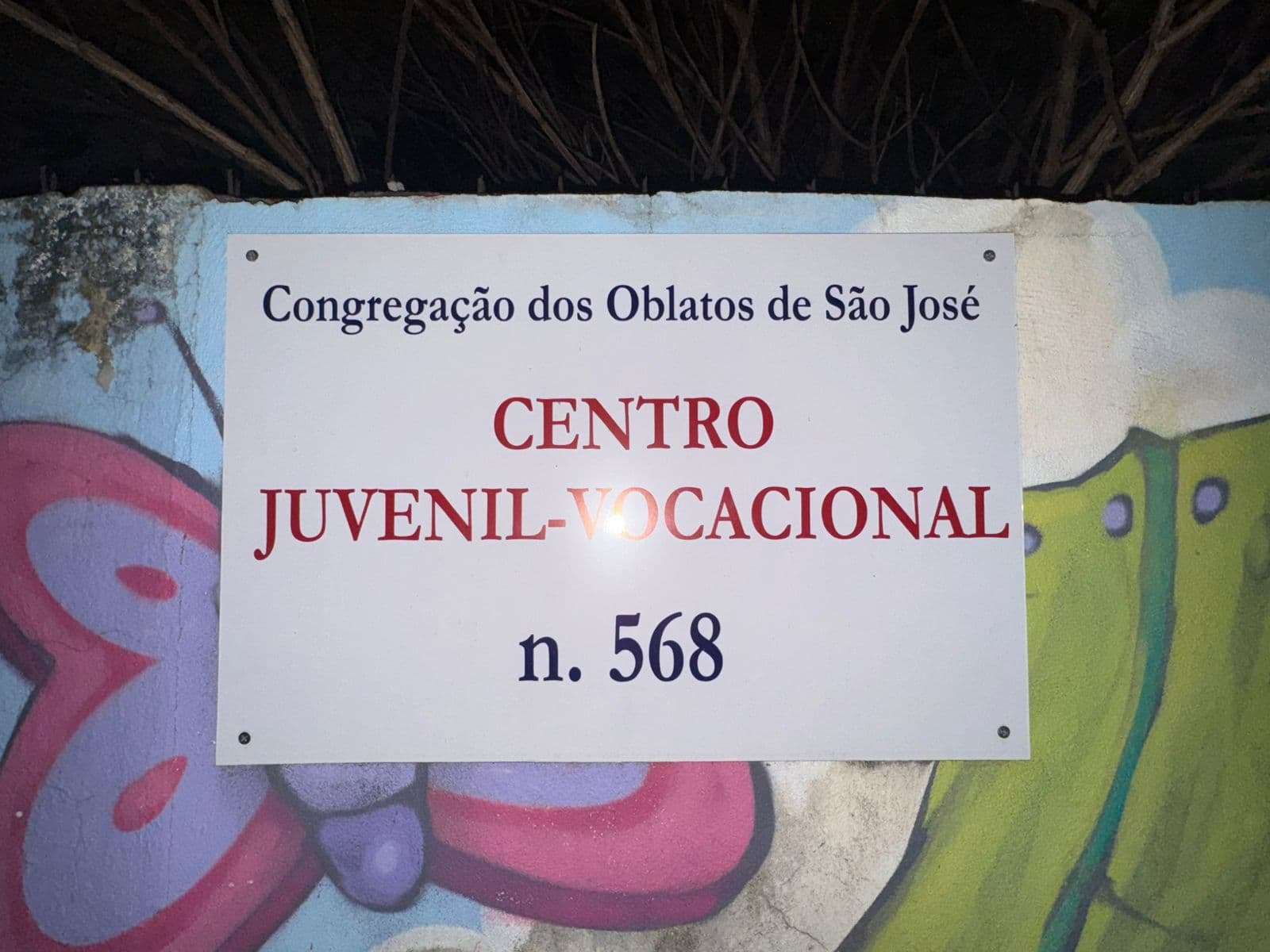 Placa "Congregação dos Oblatos de São José — Centro Juvenil-Vocacional" na entrada