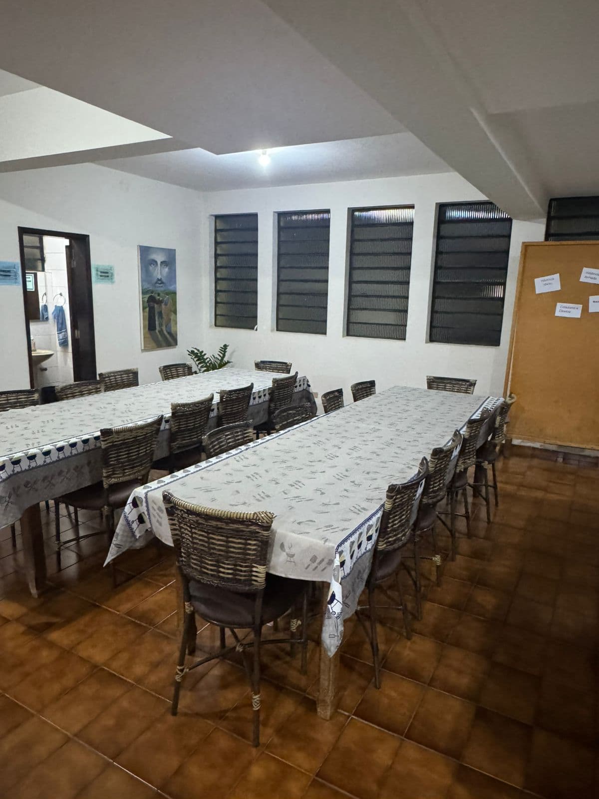 Refeitório do CJV com mesas comunitárias postas para a juventude