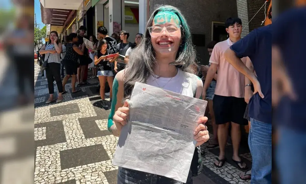 Estudante do PPU com a lista de aprovados do vestibular, em Londrina