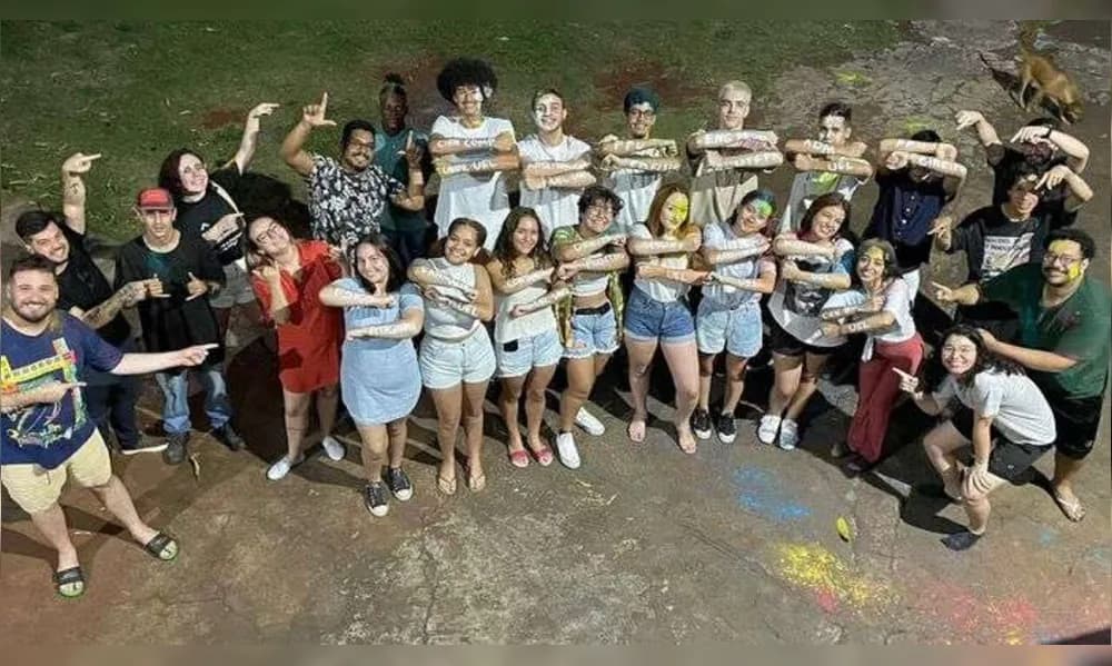 Estudantes do PPU comemorando aprovações, com "UEL" escrito nos braços