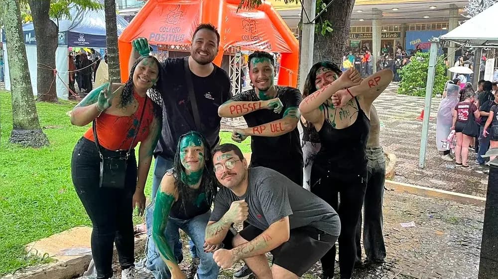 Jovens do Centro Juvenil Vocacional reunidos em um evento, em Londrina